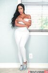 TRAINER GIVES MORIAH MILLS A WORKOUT SESSION WITH HIS FAT CO