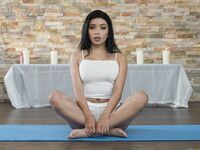 Aaliyah Hadid Yoga
